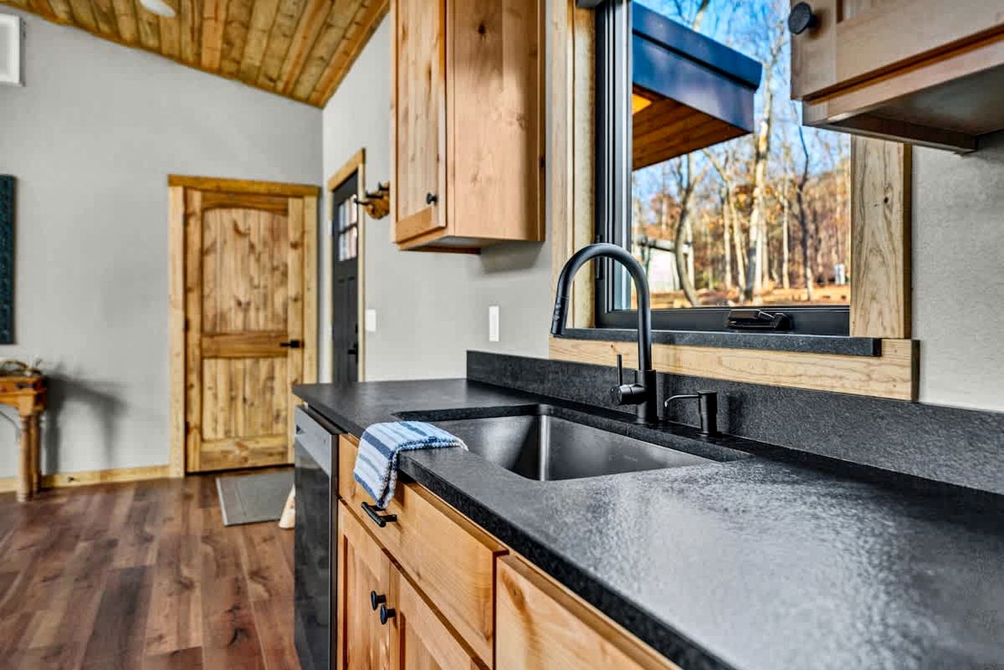 Secluded Riverfront Cabin with Scenic Bluffs near Fayetteville, Arkansas