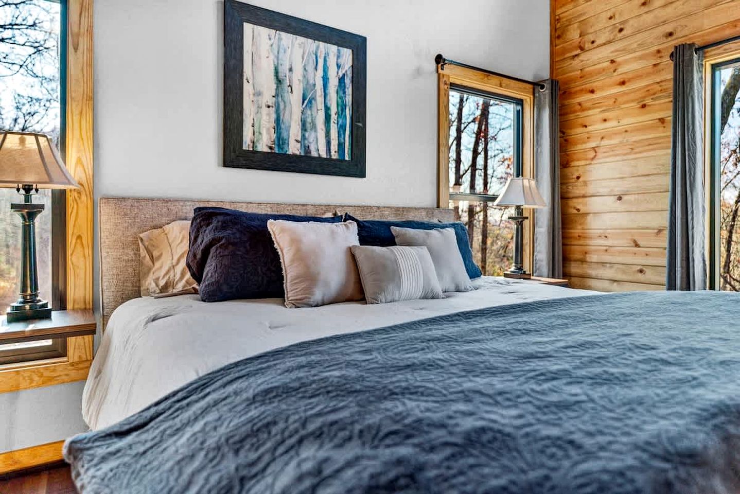 Secluded Riverfront Cabin with Scenic Bluffs near Fayetteville, Arkansas