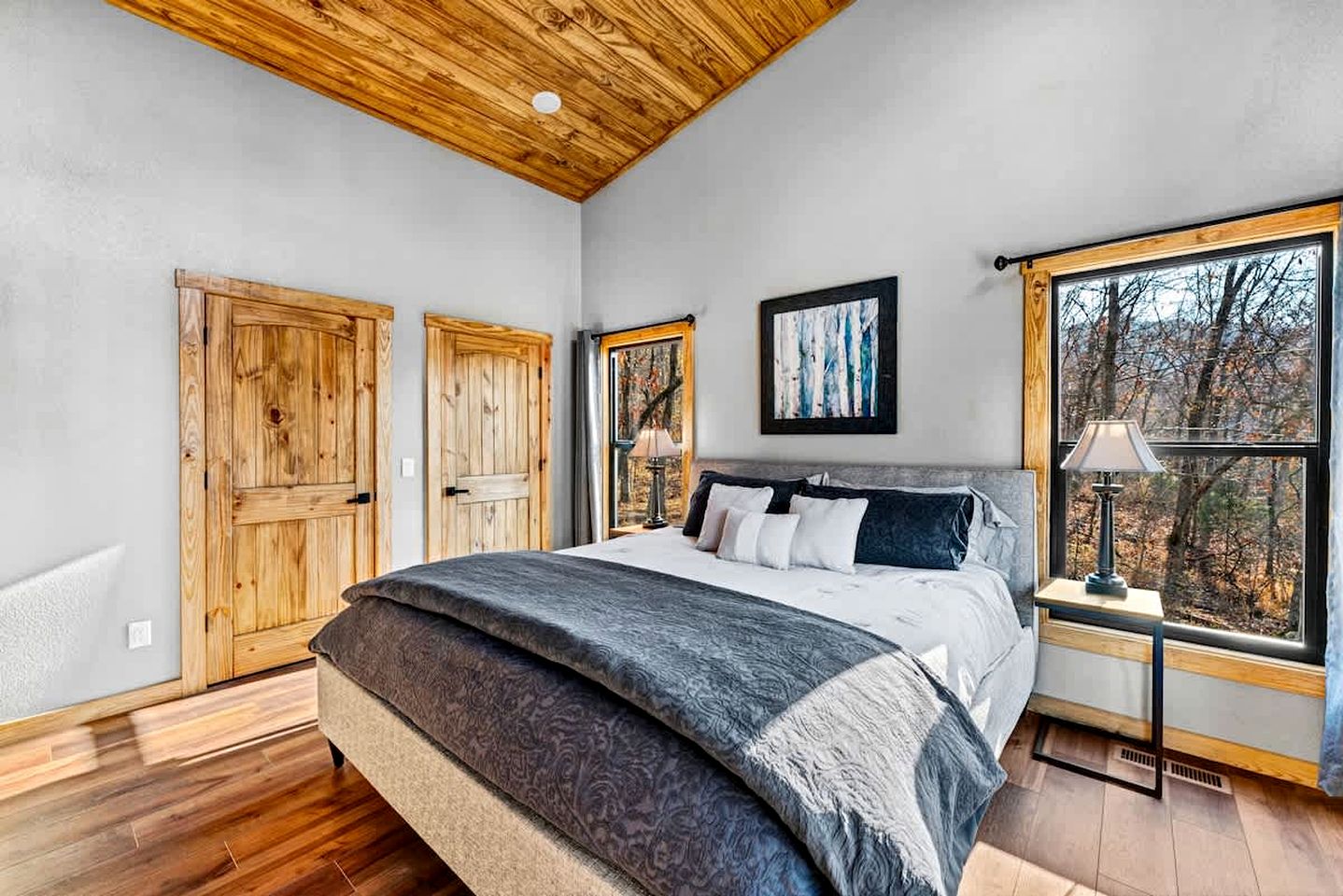 Secluded Riverfront Cabin with Scenic Bluffs near Fayetteville, Arkansas