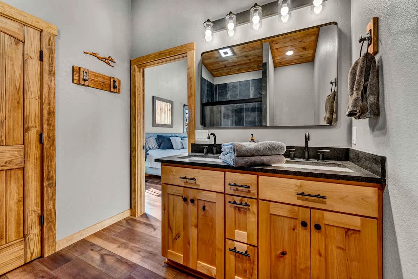 Secluded Riverfront Cabin with Scenic Bluffs near Fayetteville, Arkansas