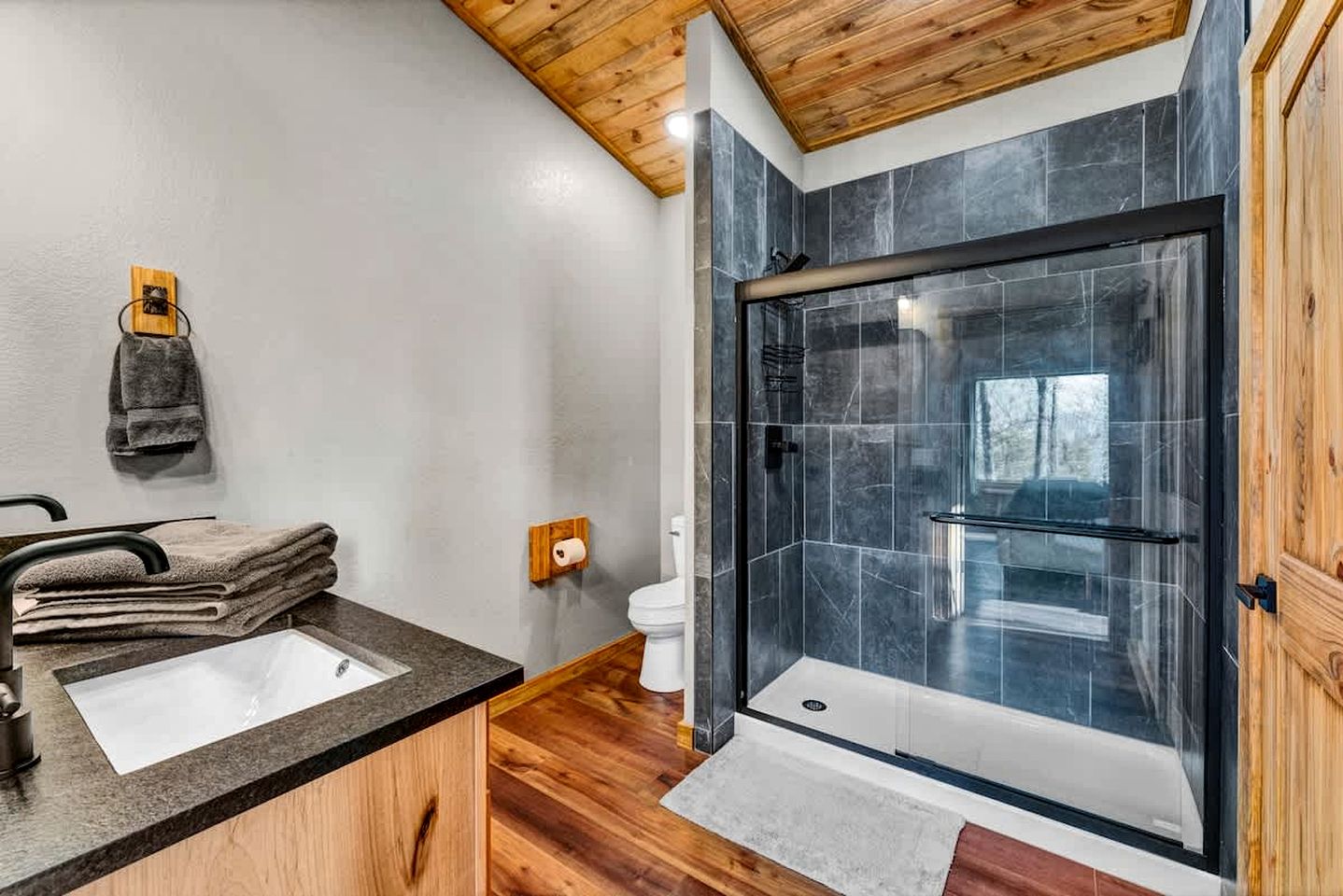 Secluded Riverfront Cabin with Scenic Bluffs near Fayetteville, Arkansas