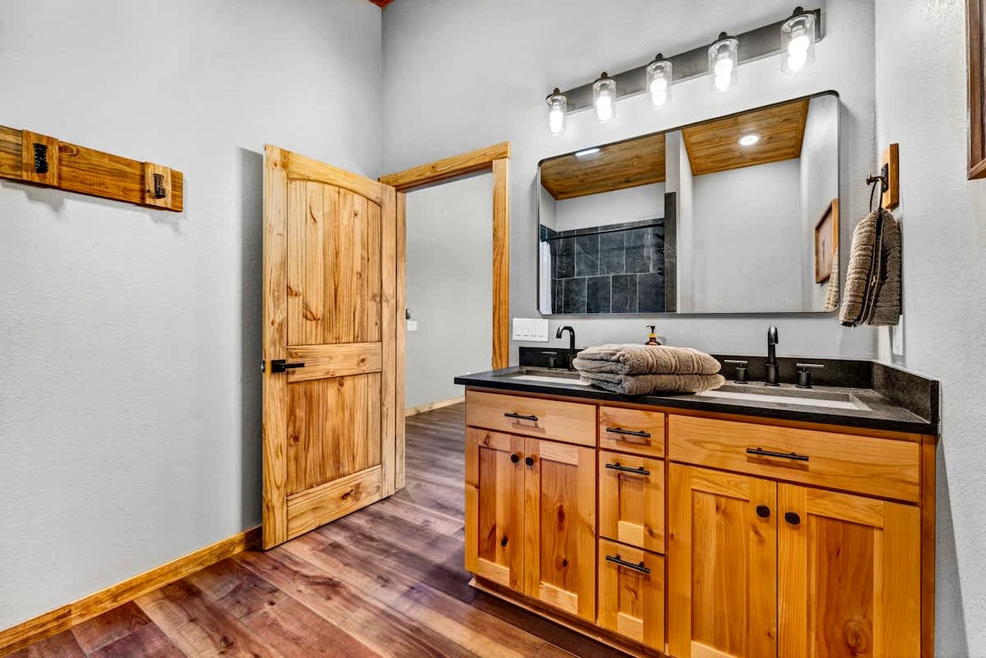 Secluded Riverfront Cabin with Scenic Bluffs near Fayetteville, Arkansas