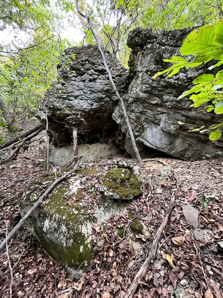 Secluded Riverfront Cabin with Scenic Bluffs near Fayetteville, Arkansas