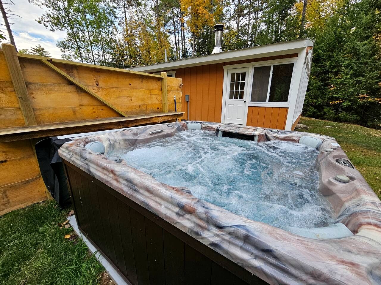 Beautiful Cozy Cabin with Hot Tub and Fire Pit near Haverhill, New Hampshire