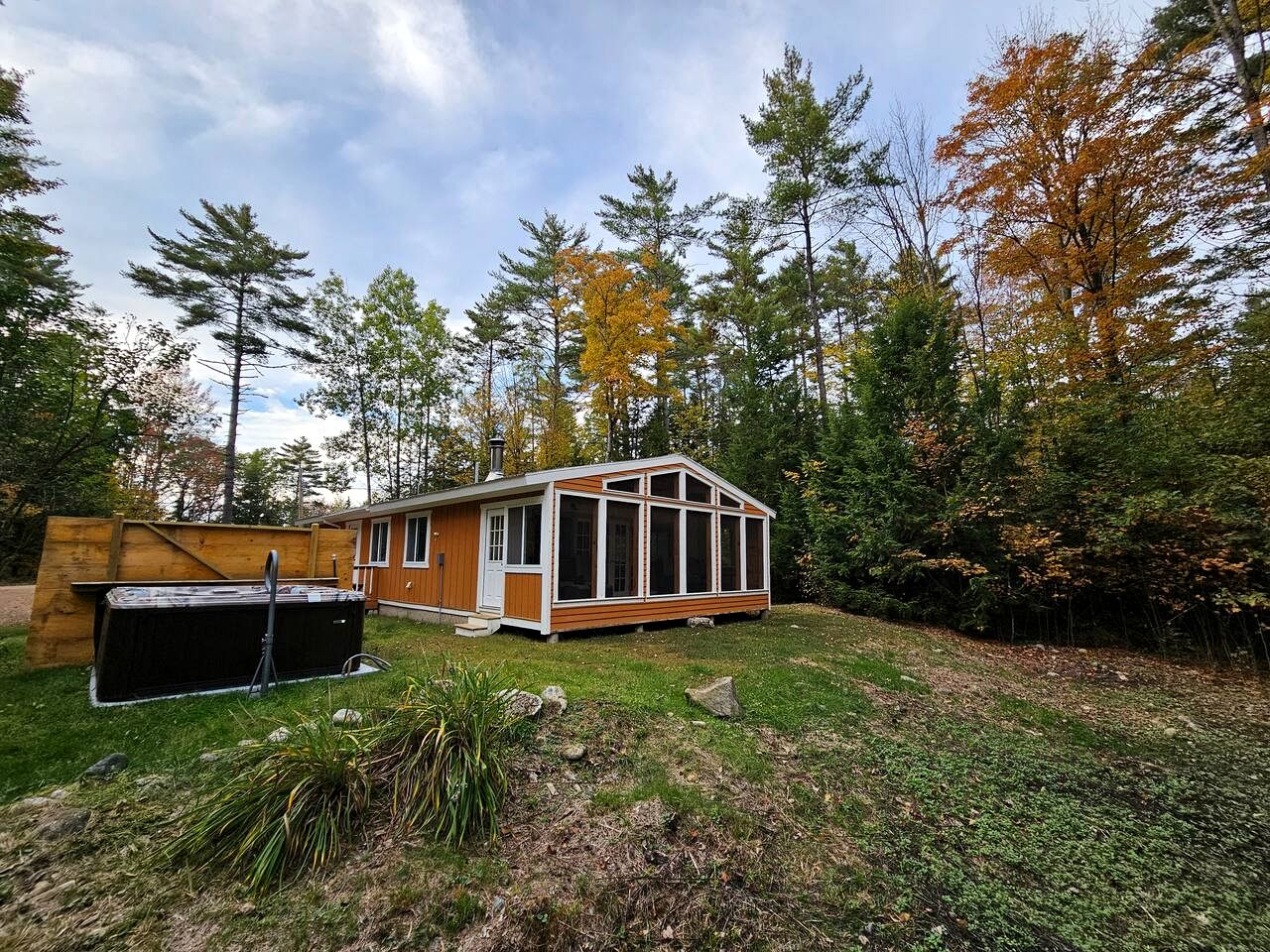 Beautiful Cozy Cabin with Hot Tub and Fire Pit near Haverhill, New Hampshire