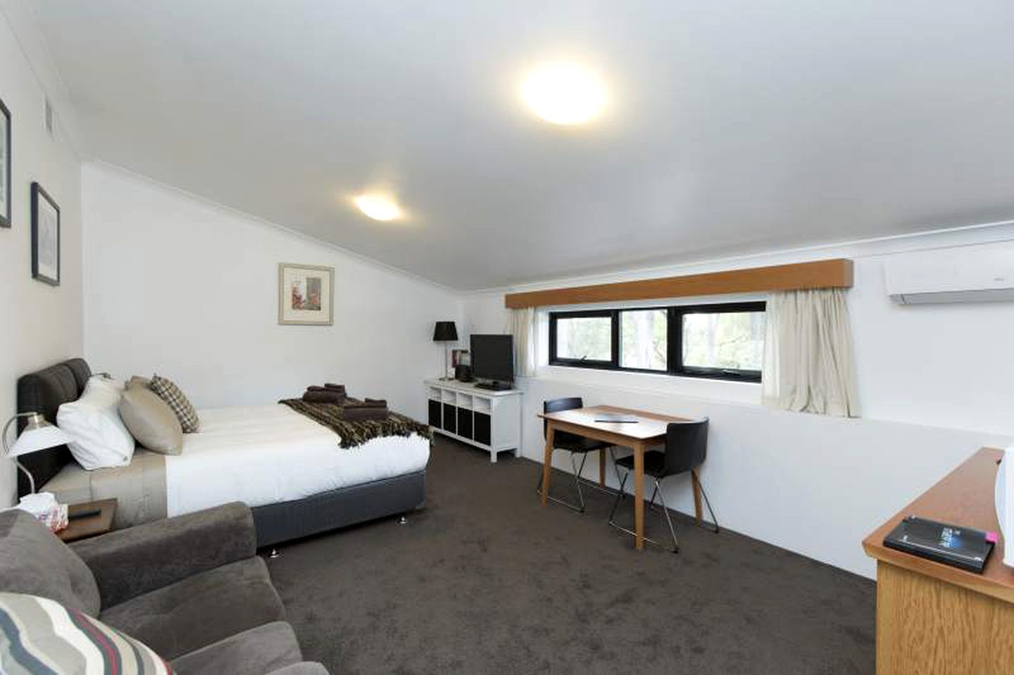 Scenic Bed and Breakfast Room for Two in Perth Hills, Western Australia