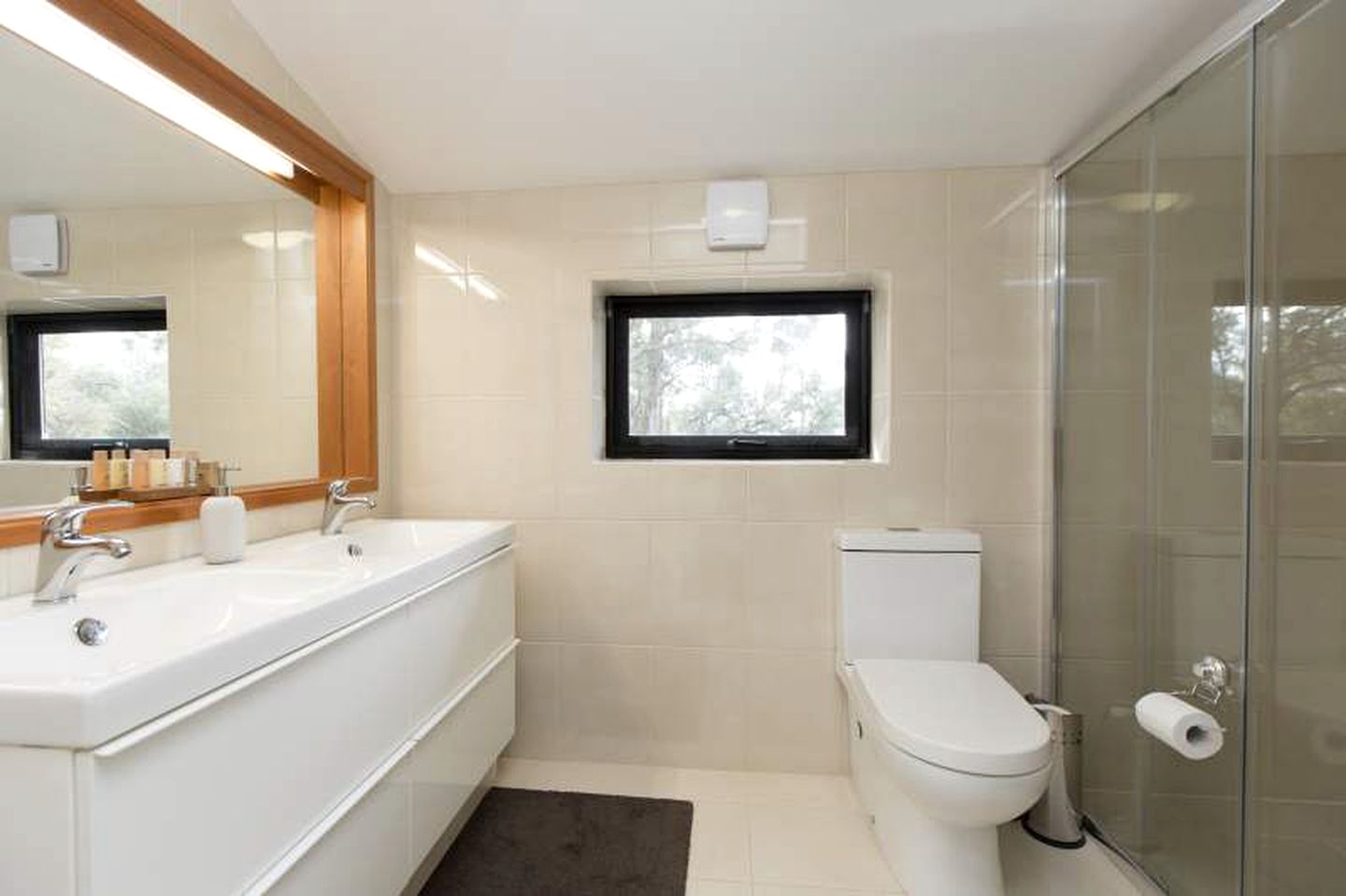 Scenic Bed and Breakfast Room for Two in Perth Hills, Western Australia