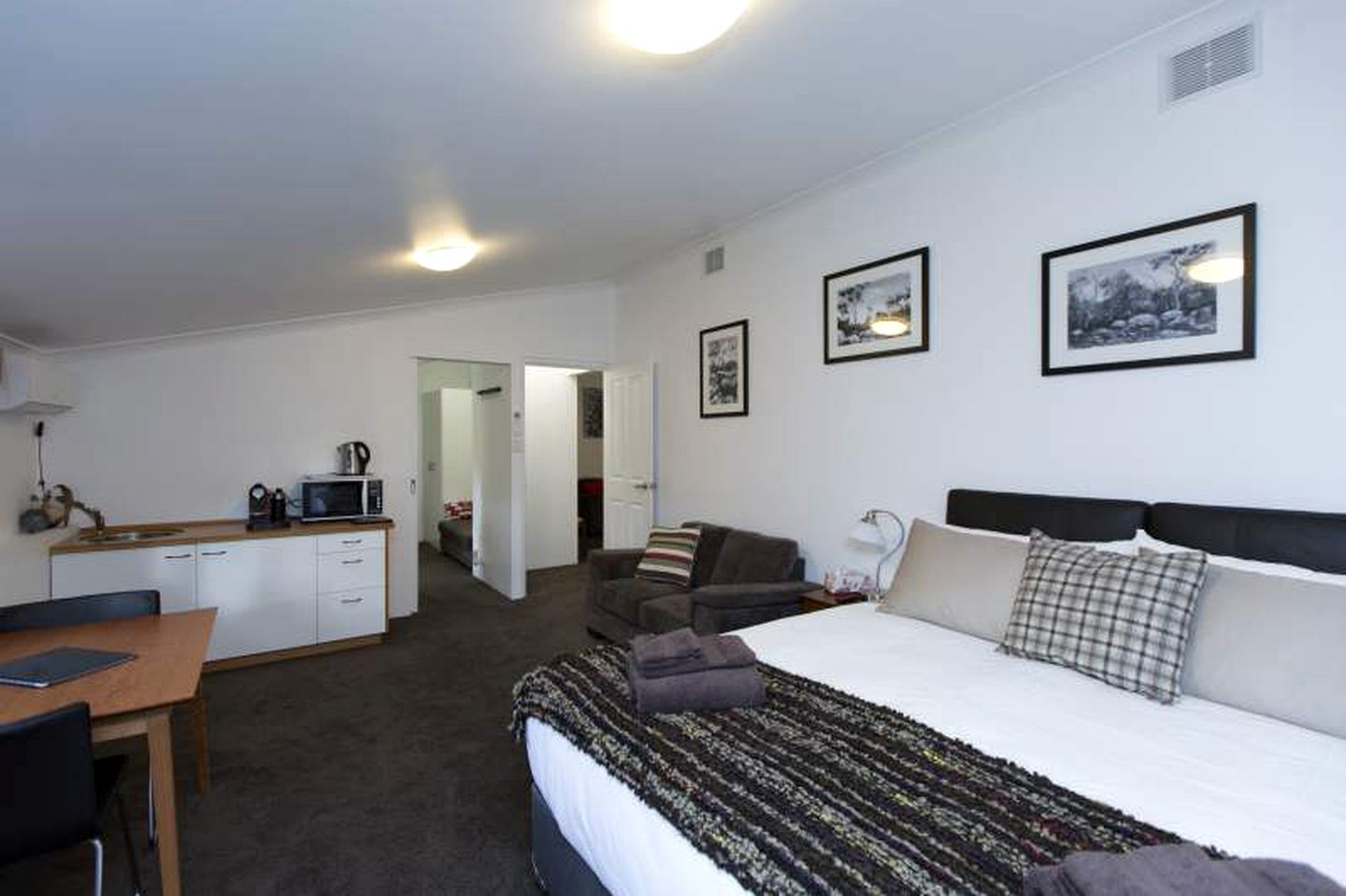 Scenic Bed and Breakfast Room for Two in Perth Hills, Western Australia