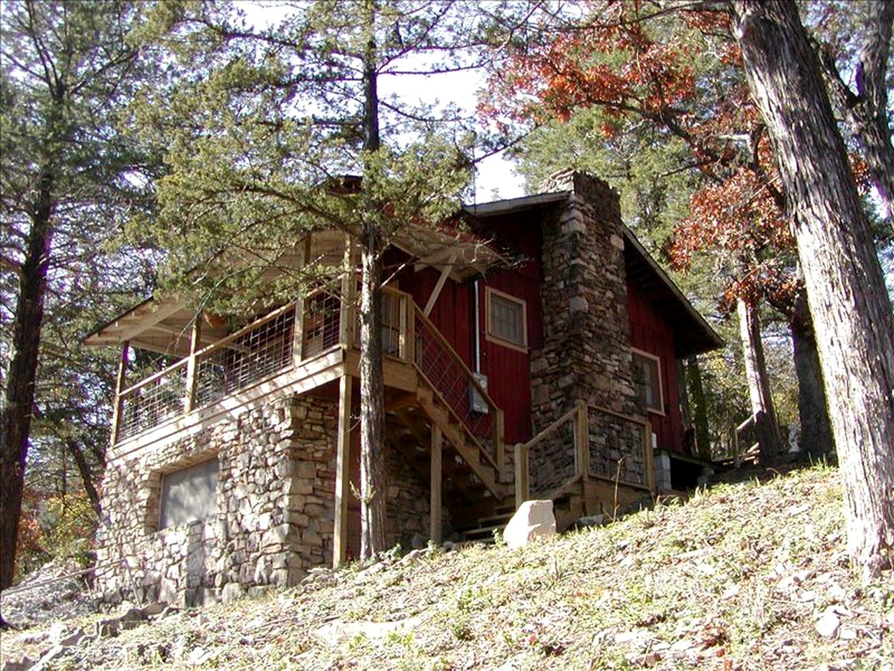 Romantic Ozarks Cabin Rental in Secluded Woodland near Branson, Missouri