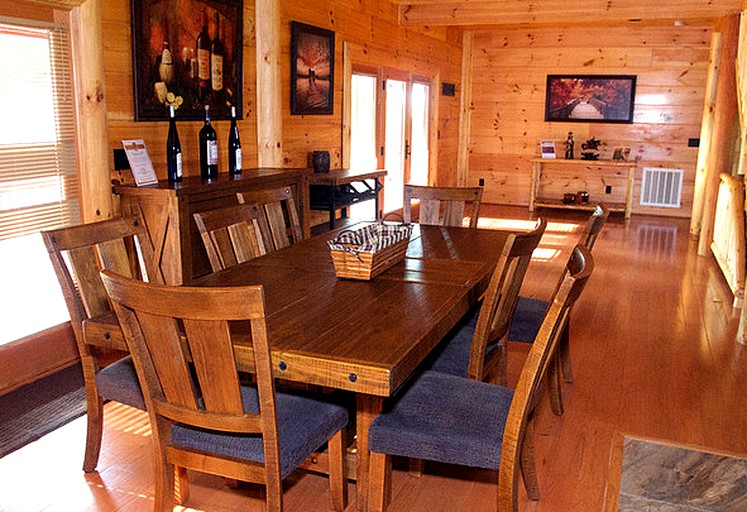 Log Cabins (Dobson, North Carolina, United States)