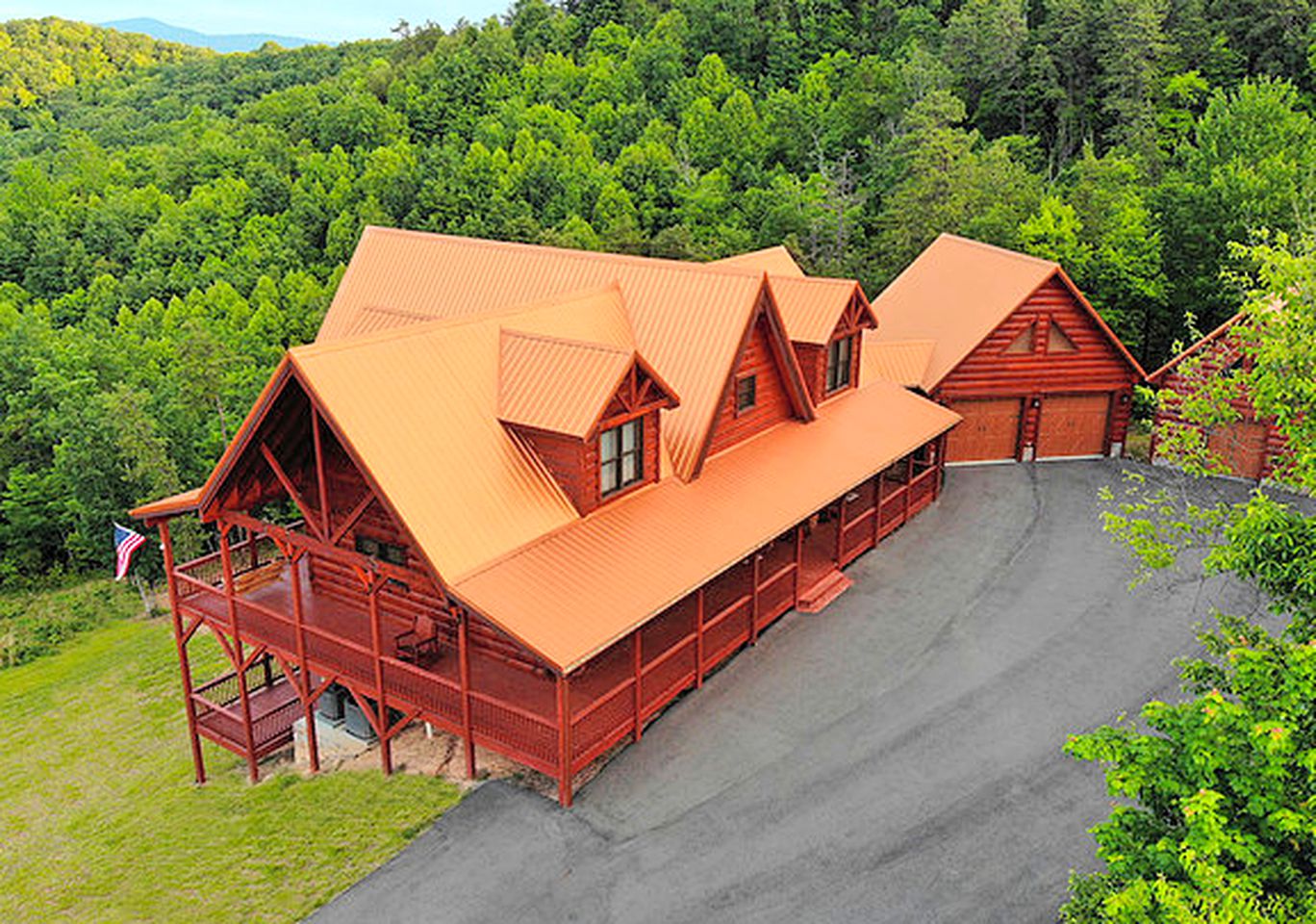 Luxurious Log Cabin Getaway with a Hot Tub in Dobson, North Carolina