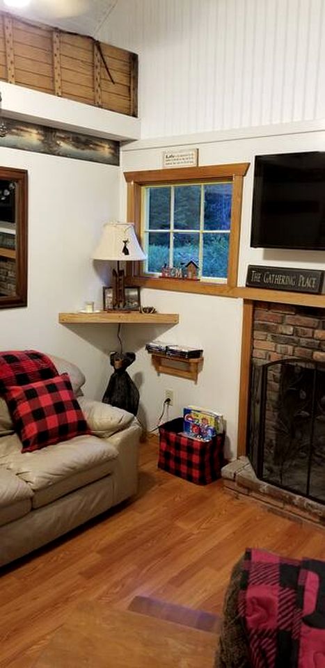 Carroll, NH Pet-Friendly Cabin with Hot Tub: Your Ultimate Retreat