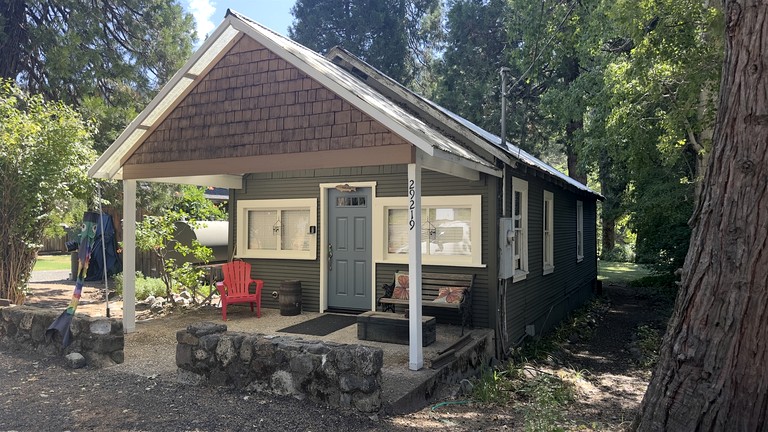 Gorgeous Creekfront Cabin in Castella, California