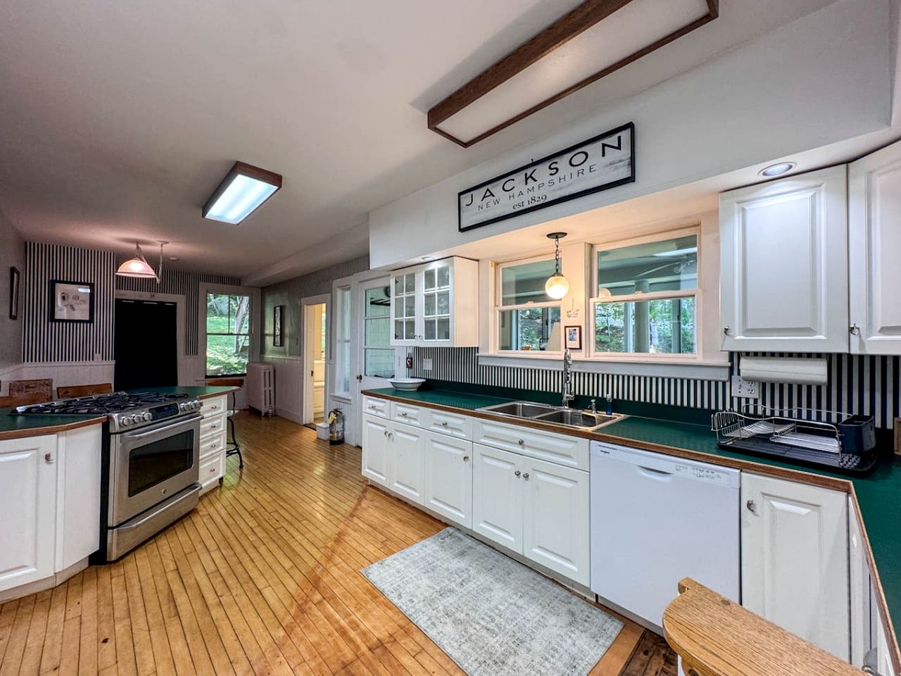 Enormous Spacious Cabin with Jacuzzi Perfect for Groups in New Hampshire