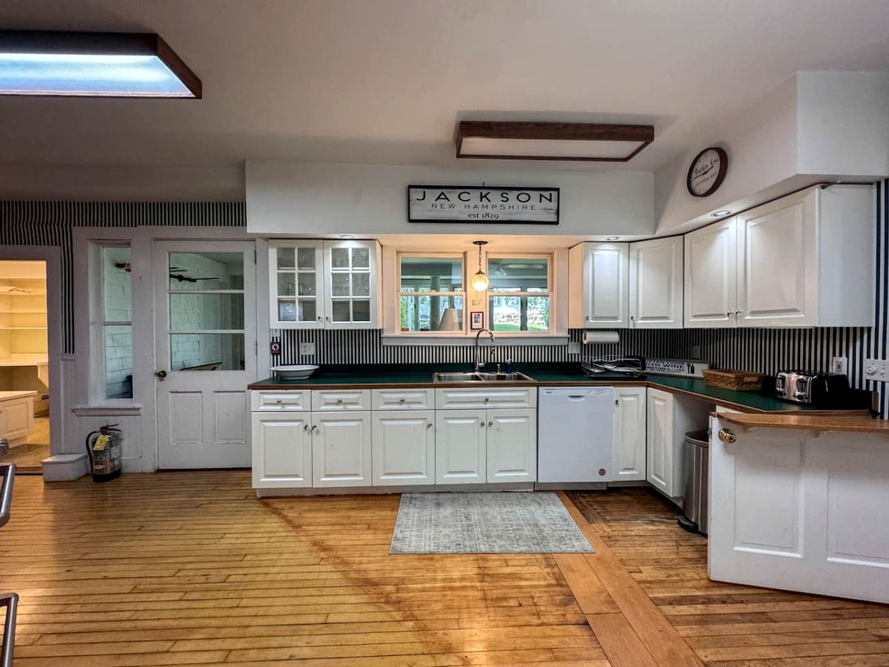 Enormous Spacious Cabin with Jacuzzi Perfect for Groups in New Hampshire