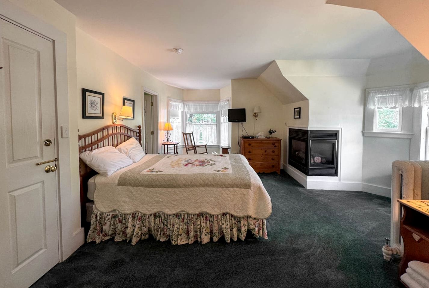 Enormous Spacious Cabin with Jacuzzi Perfect for Groups in New Hampshire