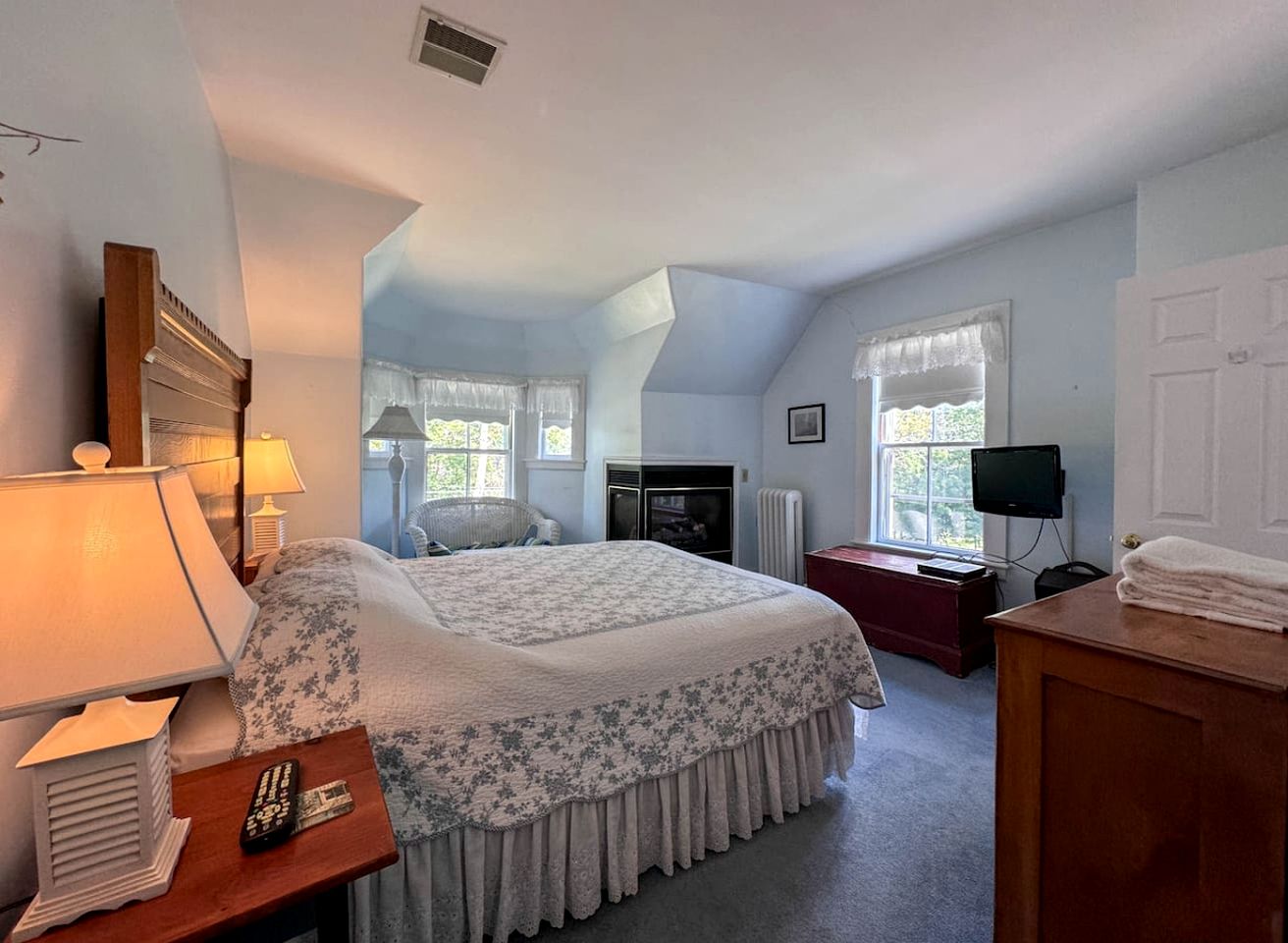 Enormous Spacious Cabin with Jacuzzi Perfect for Groups in New Hampshire