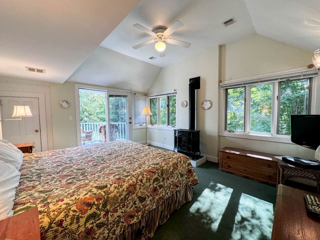 Enormous Spacious Cabin with Jacuzzi Perfect for Groups in New Hampshire