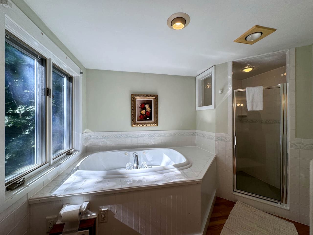 Enormous Spacious Cabin with Jacuzzi Perfect for Groups in New Hampshire