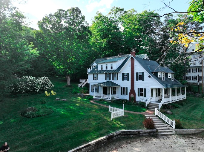 Enormous Spacious Cabin with Jacuzzi Perfect for Groups in New Hampshire