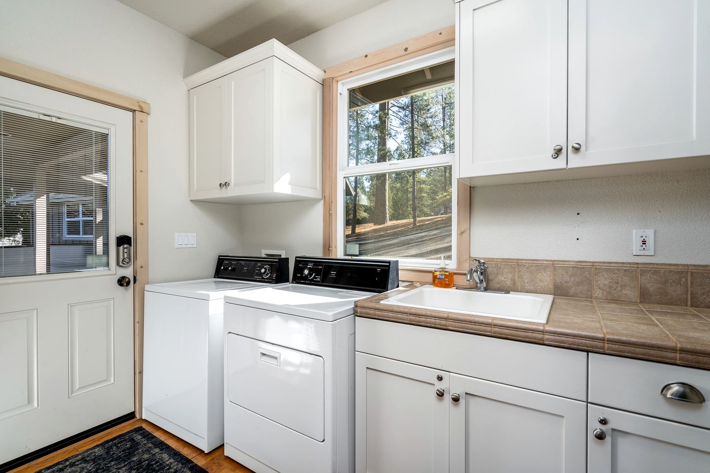 Luminous Secluded Villa with Pool Table and Spa Bath in Groveland, California