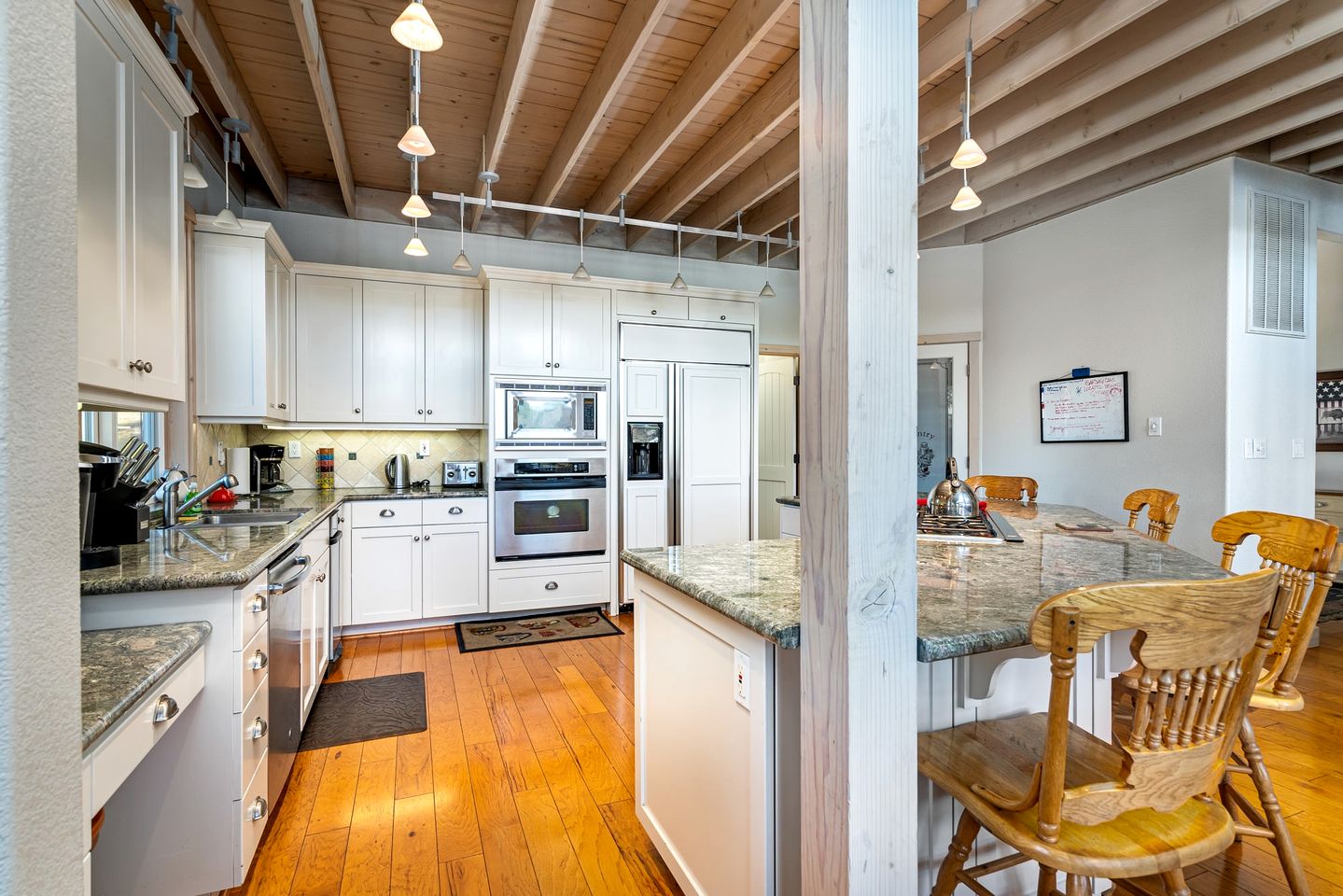 Luminous Secluded Villa with Pool Table and Spa Bath in Groveland, California