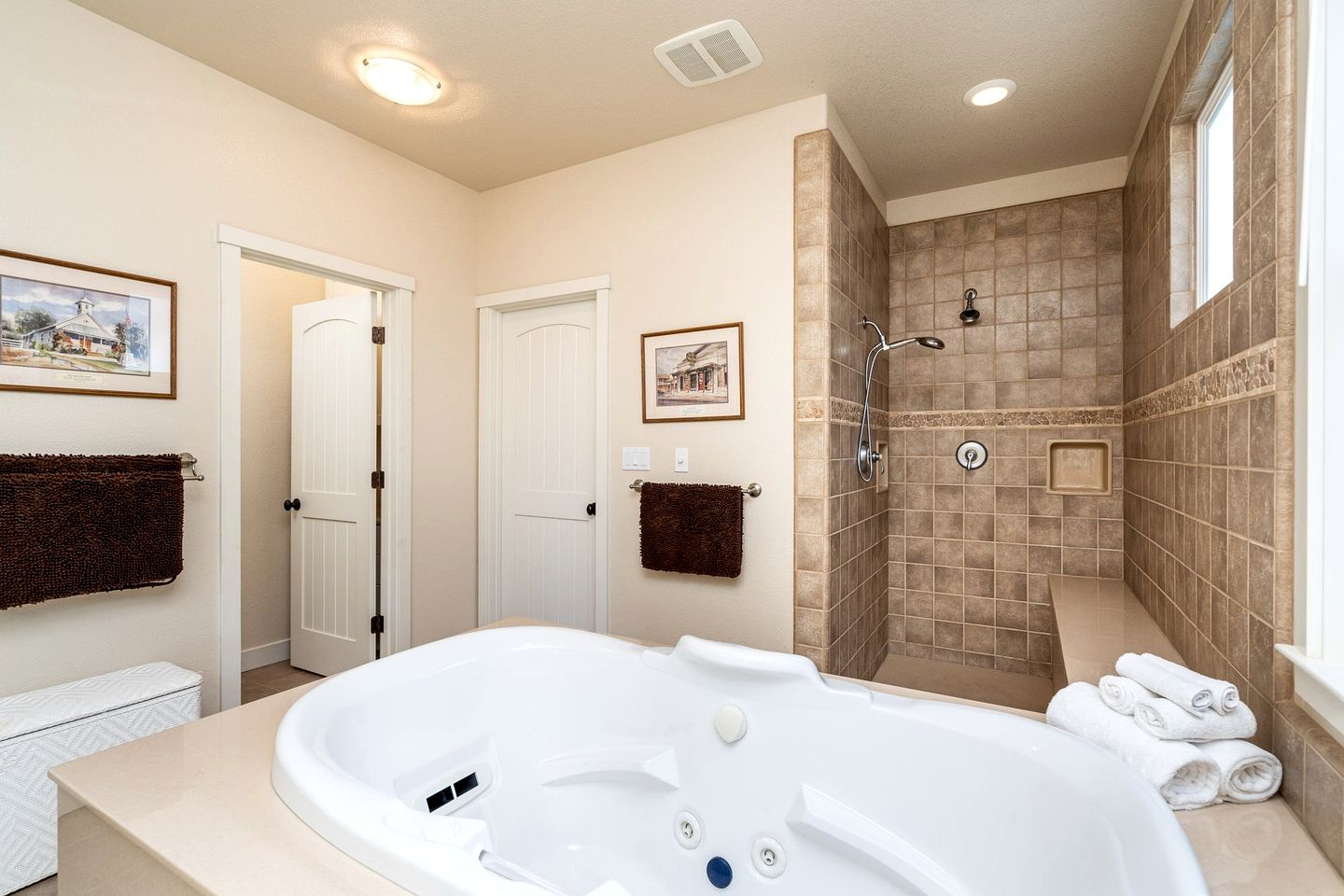 Luminous Secluded Villa with Pool Table and Spa Bath in Groveland, California