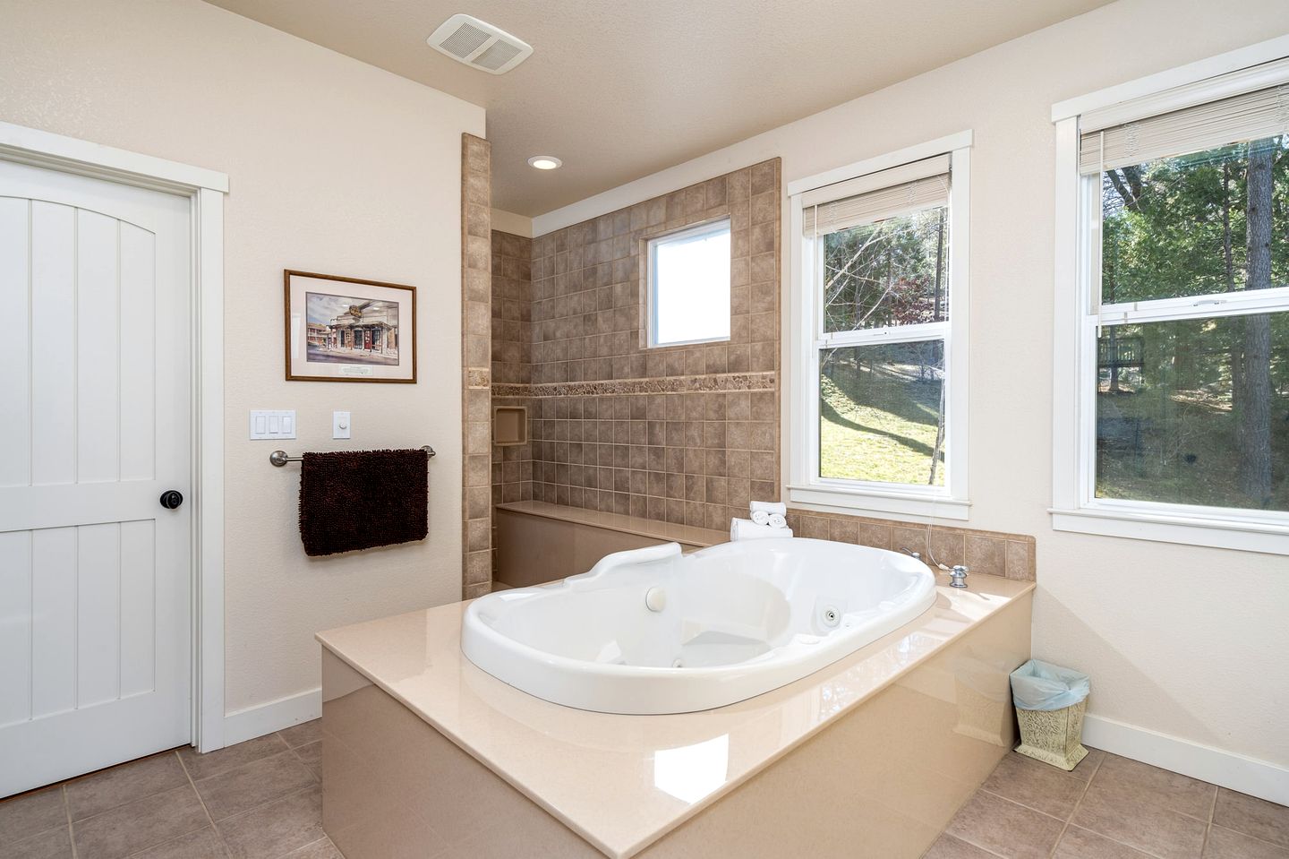 Luminous Secluded Villa with Pool Table and Spa Bath in Groveland, California