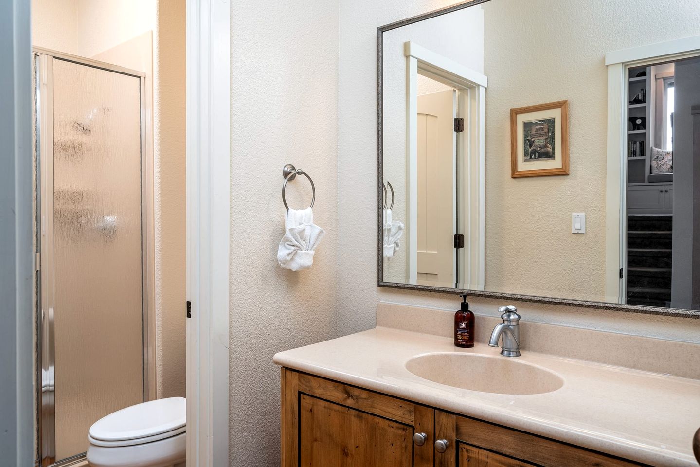 Luminous Secluded Villa with Pool Table and Spa Bath in Groveland, California