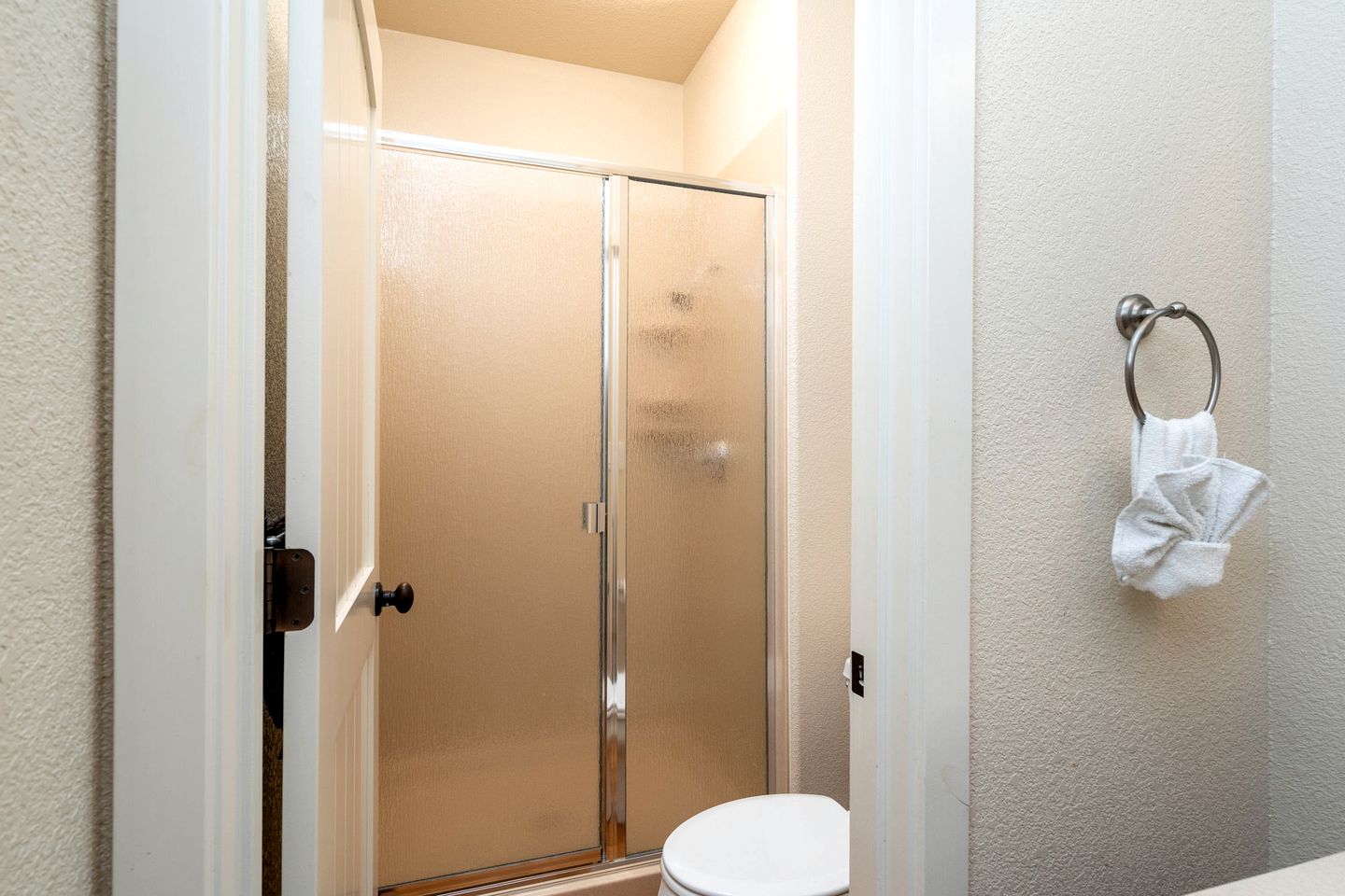 Luminous Secluded Villa with Pool Table and Spa Bath in Groveland, California