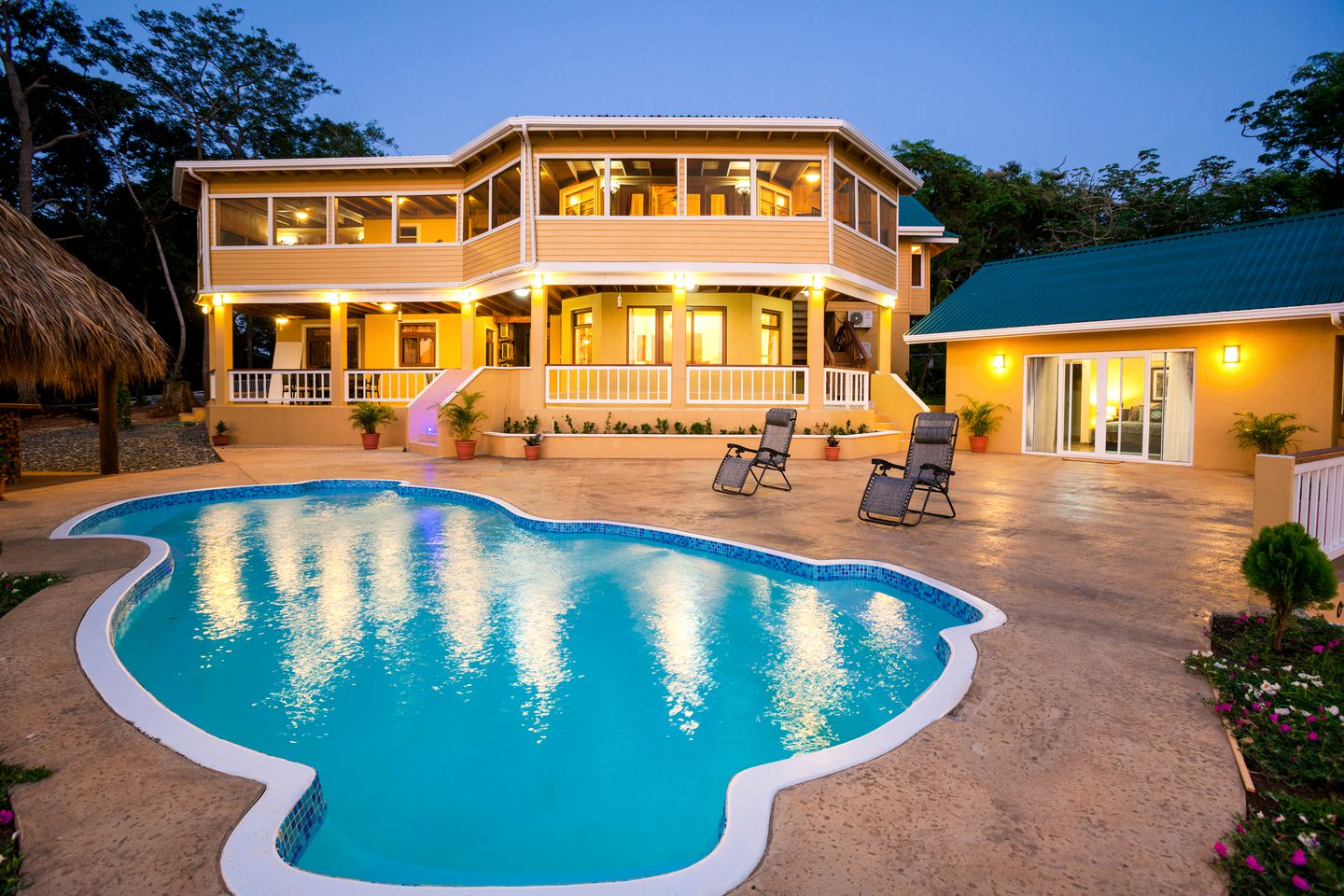 Spacious Beachfront Cottage with Pool and Spectacular Ocean Views on Roatan, Honduras