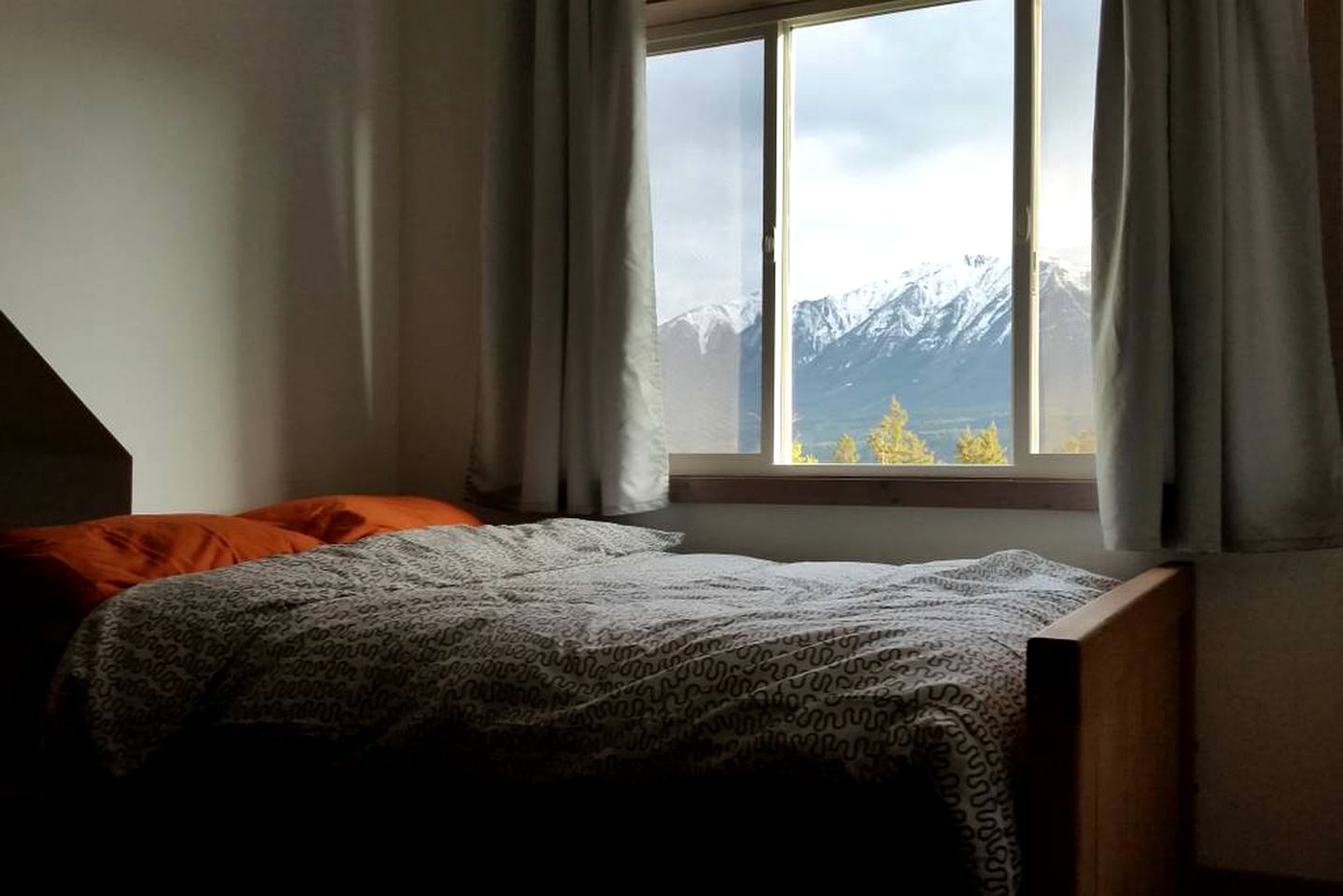 Cozy Cottage with Magnificent Views in Golden, British Columbia