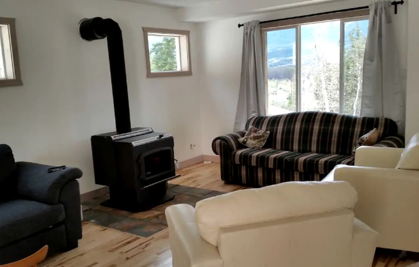 Cozy Cottage with Magnificent Views in Golden, British Columbia