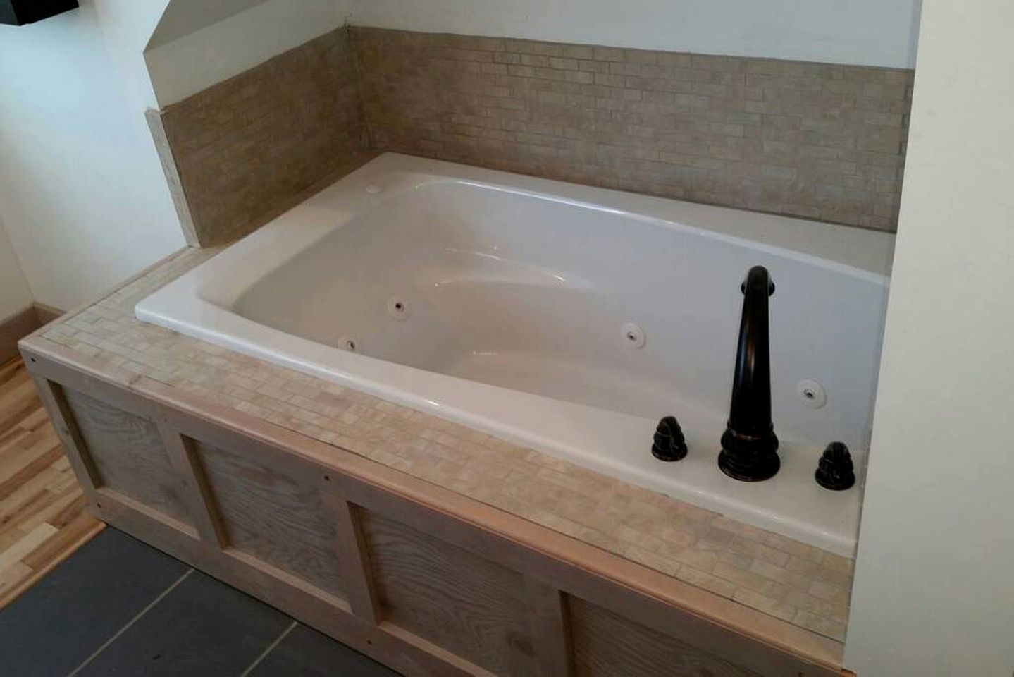 Cozy Cottage with Magnificent Views in Golden, British Columbia