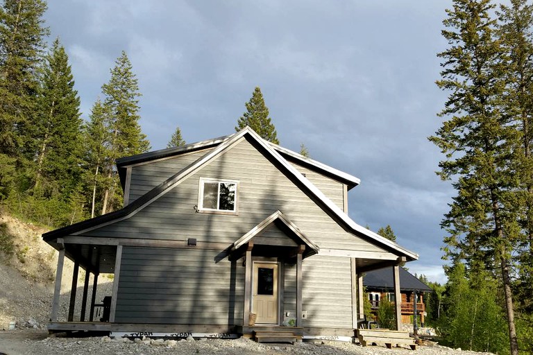 Cottages (Golden, British Columbia, Canada)