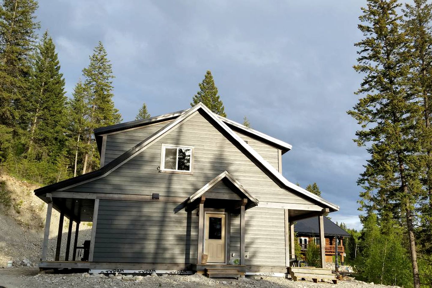 Cozy Cottage with Magnificent Views in Golden, British Columbia
