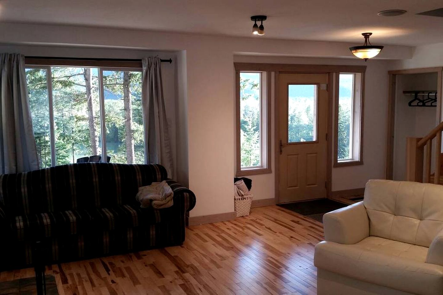 Cozy Cottage with Magnificent Views in Golden, British Columbia