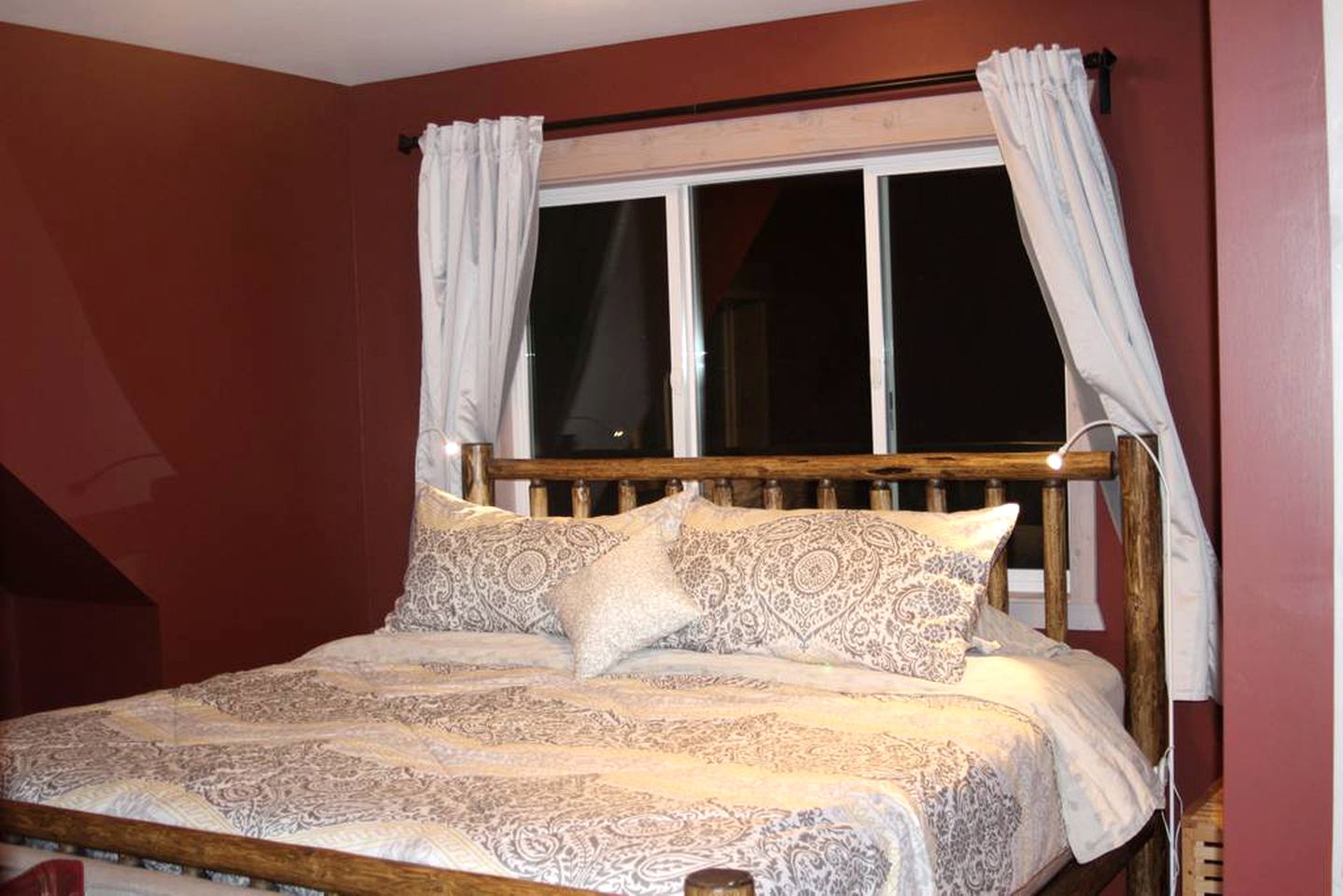 Cozy Cottage with Magnificent Views in Golden, British Columbia