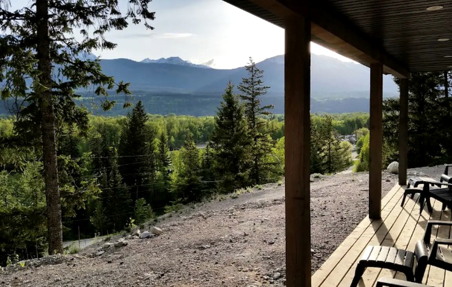Cozy Cottage with Magnificent Views in Golden, British Columbia