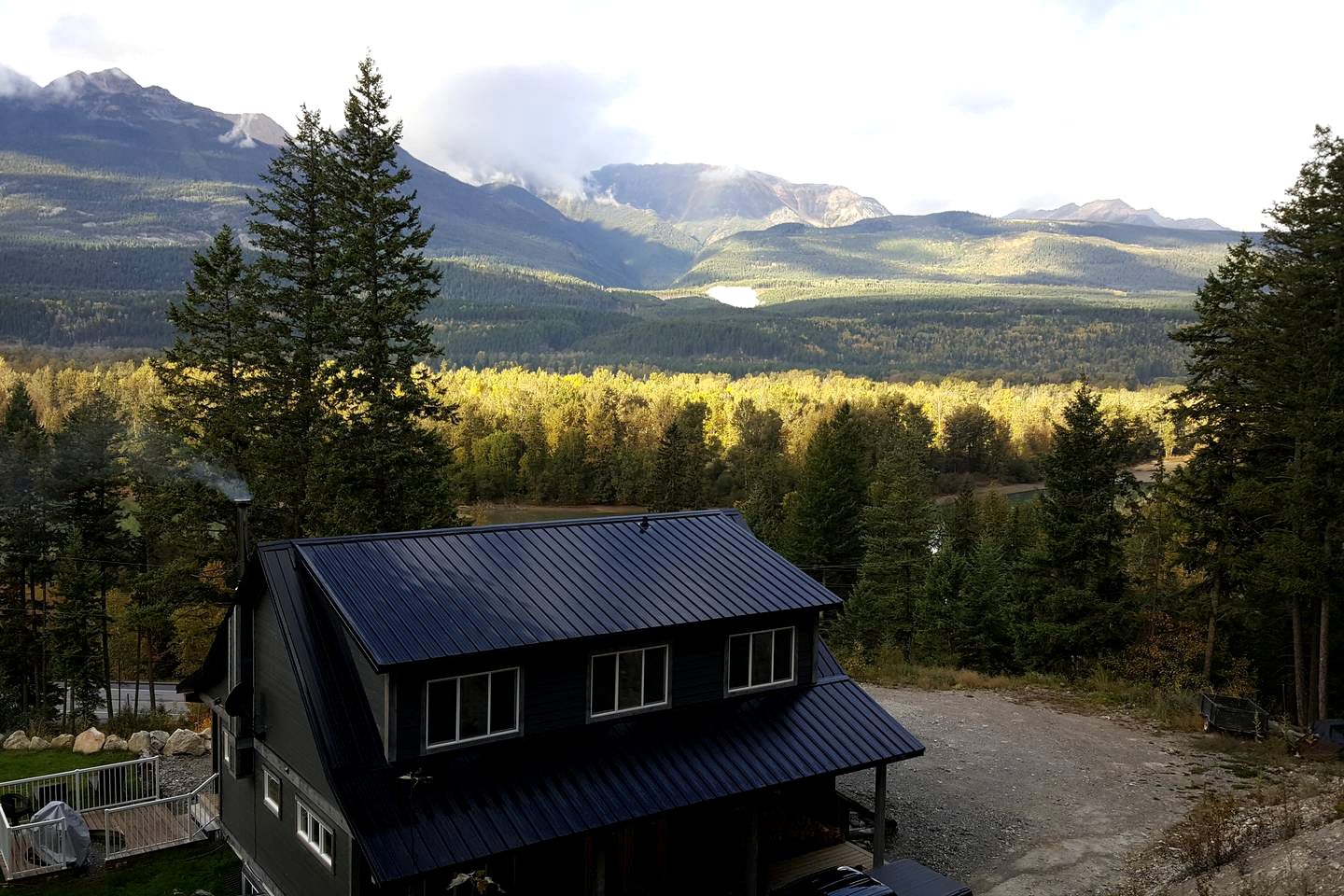 Cozy Cottage with Magnificent Views in Golden, British Columbia