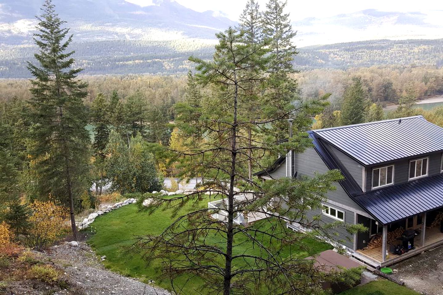 Cozy Cottage with Magnificent Views in Golden, British Columbia