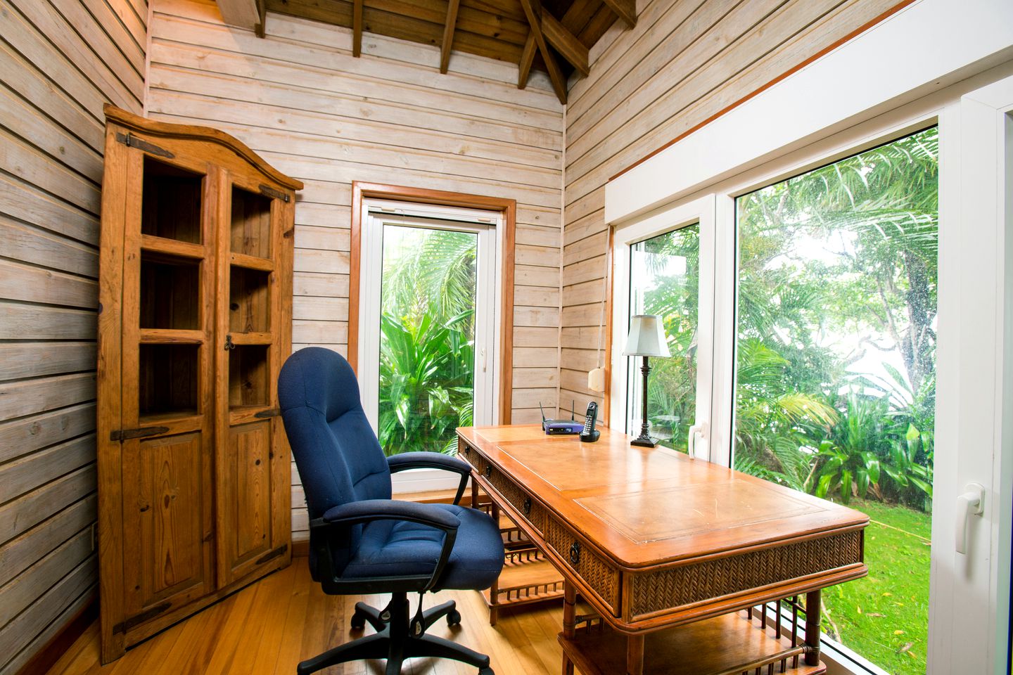 Idyllic Vacation Rental with Double Kayaks and Swimming Pool in Sandy Bay, Honduras