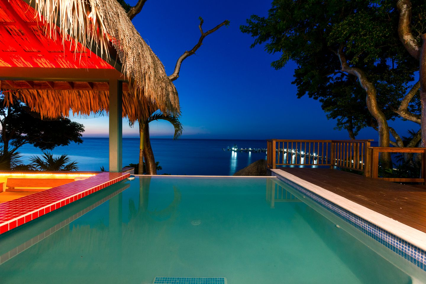 Idyllic Vacation Rental with Double Kayaks and Swimming Pool in Sandy Bay, Honduras