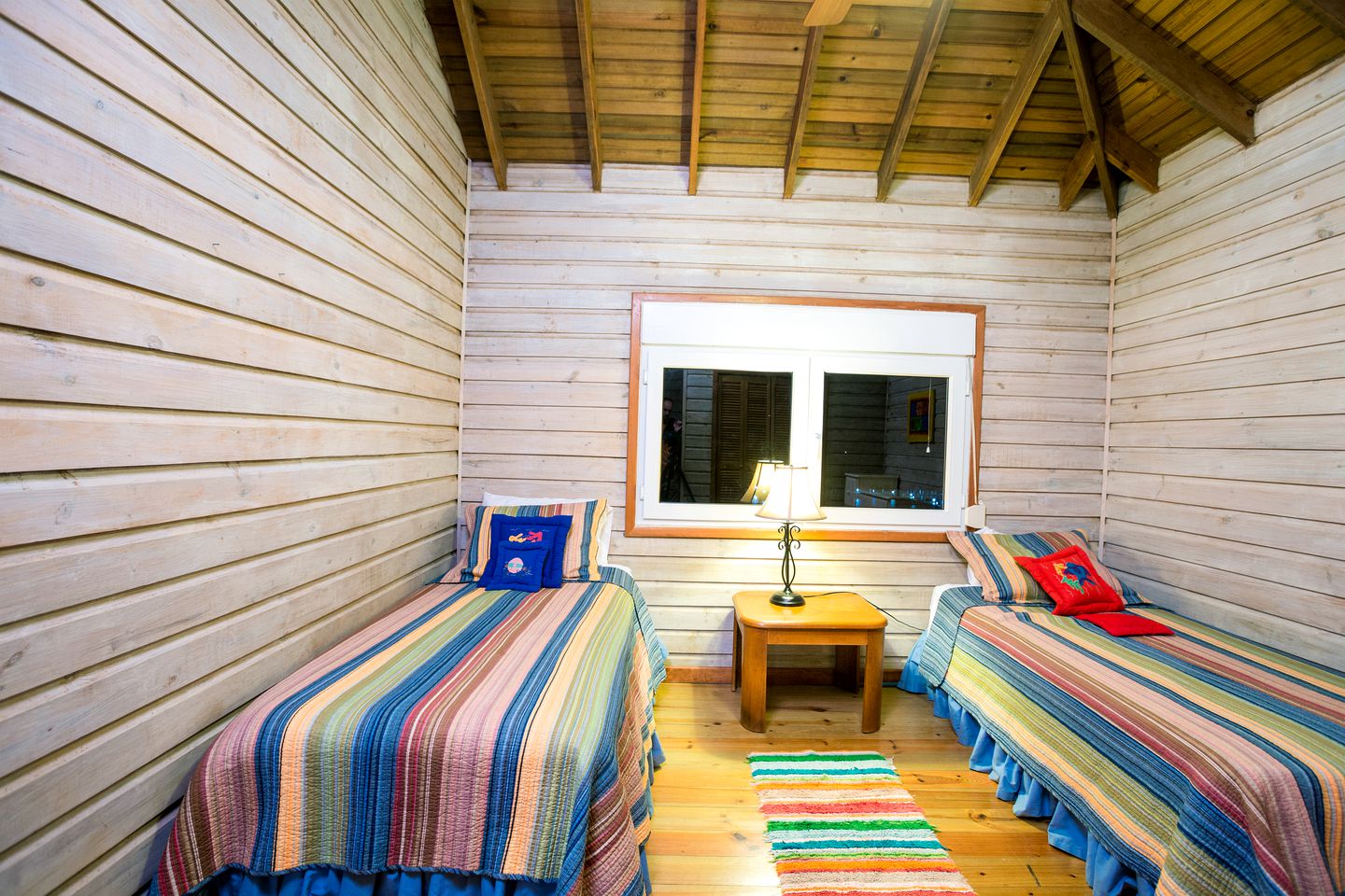 Idyllic Vacation Rental with Double Kayaks and Swimming Pool in Sandy Bay, Honduras