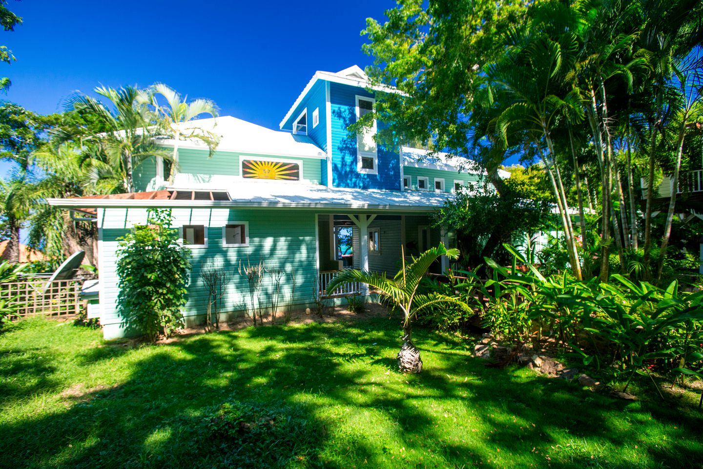 Idyllic Vacation Rental with Double Kayaks and Swimming Pool in Sandy Bay, Honduras