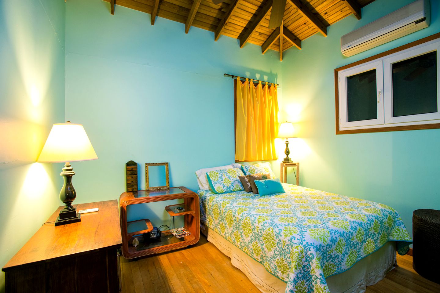 Idyllic Vacation Rental with Double Kayaks and Swimming Pool in Sandy Bay, Honduras