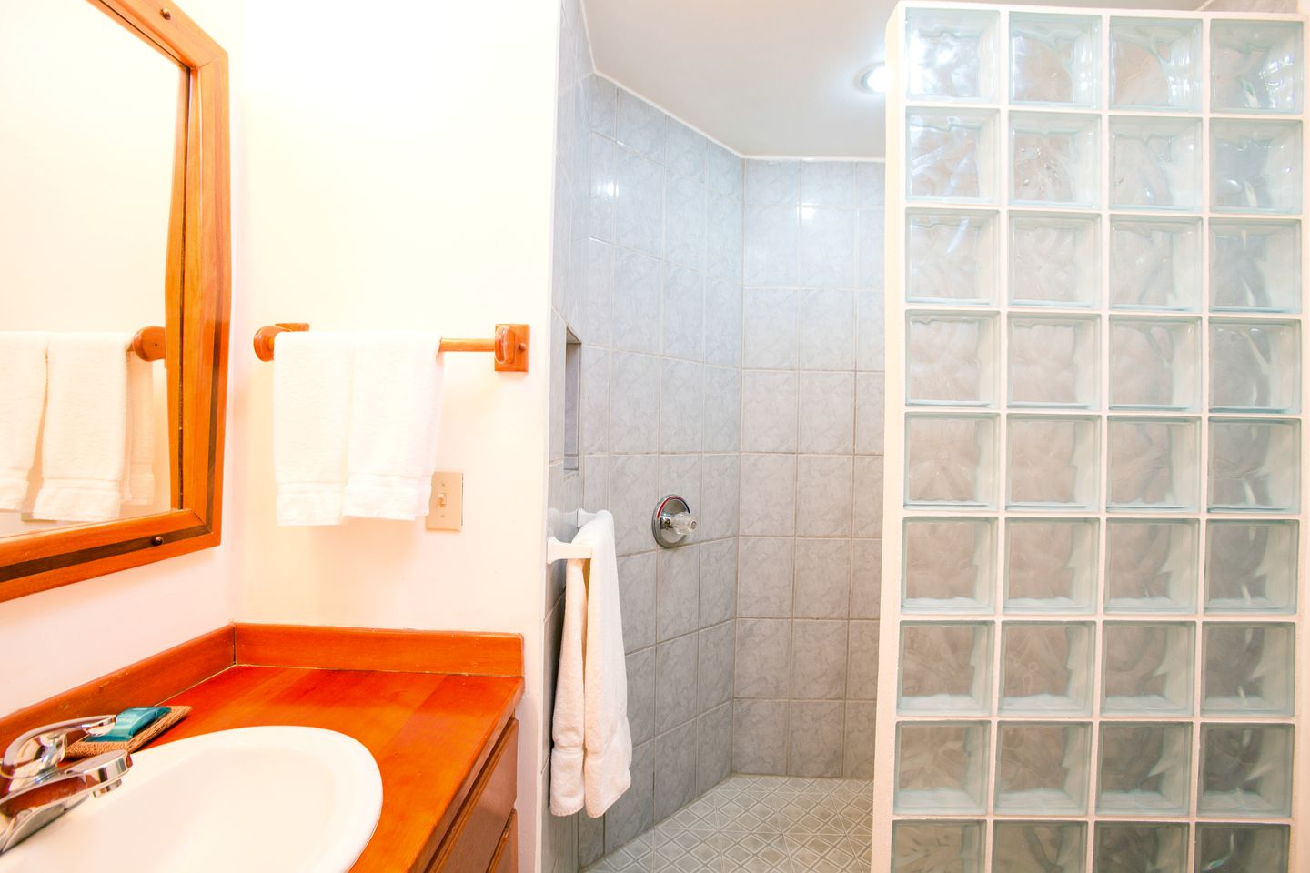 Idyllic Vacation Rental with Double Kayaks and Swimming Pool in Sandy Bay, Honduras