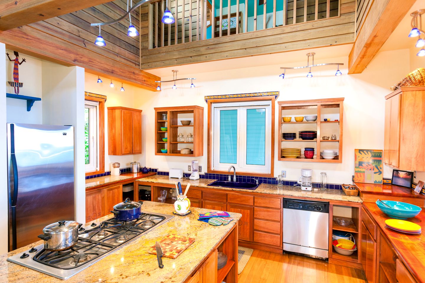 Idyllic Vacation Rental with Double Kayaks and Swimming Pool in Sandy Bay, Honduras