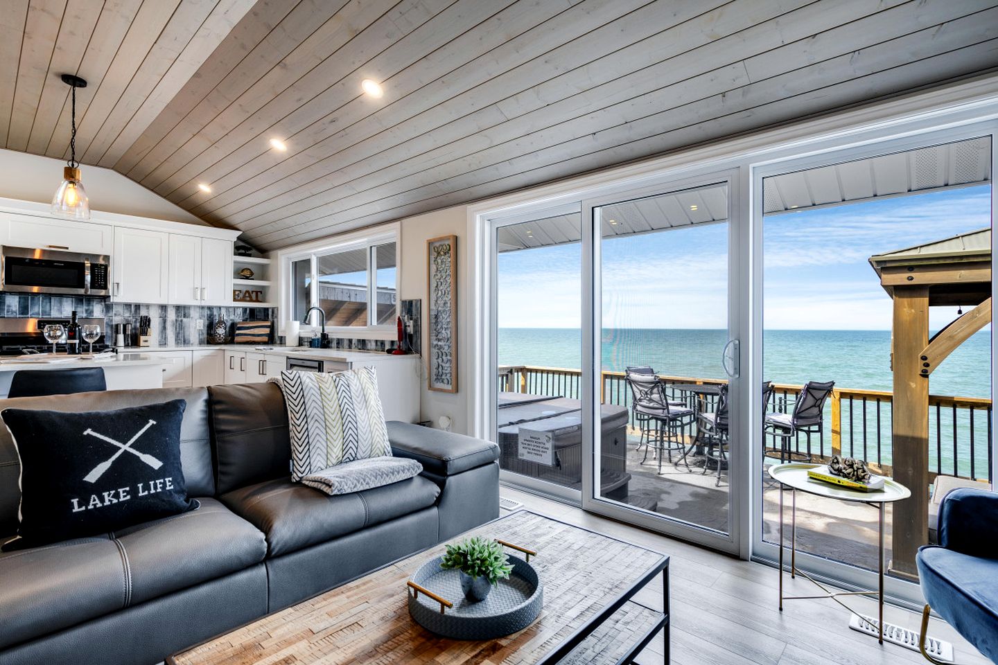Modern Lake House with Incredible Deck and Jacuzzi in Ontario