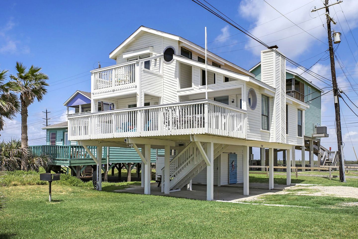Charming Beach House with Breathtaking Ocean View and Spacious Decks in Jamaica Beach, Texas